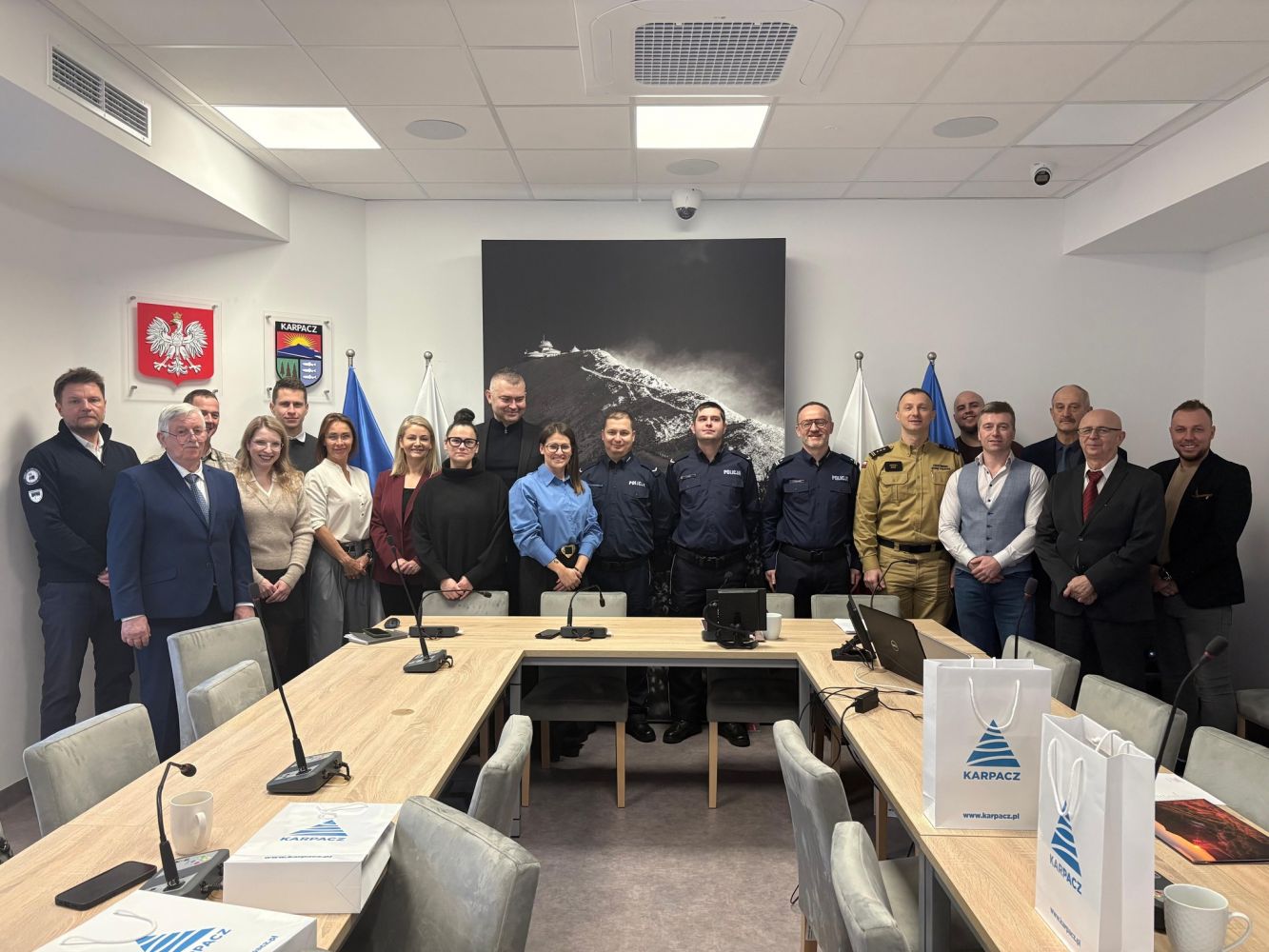 Uhonorowanie funkcjonariuszy Policji podczas ostatniej sesji Rady Miejskiej w Karpaczu