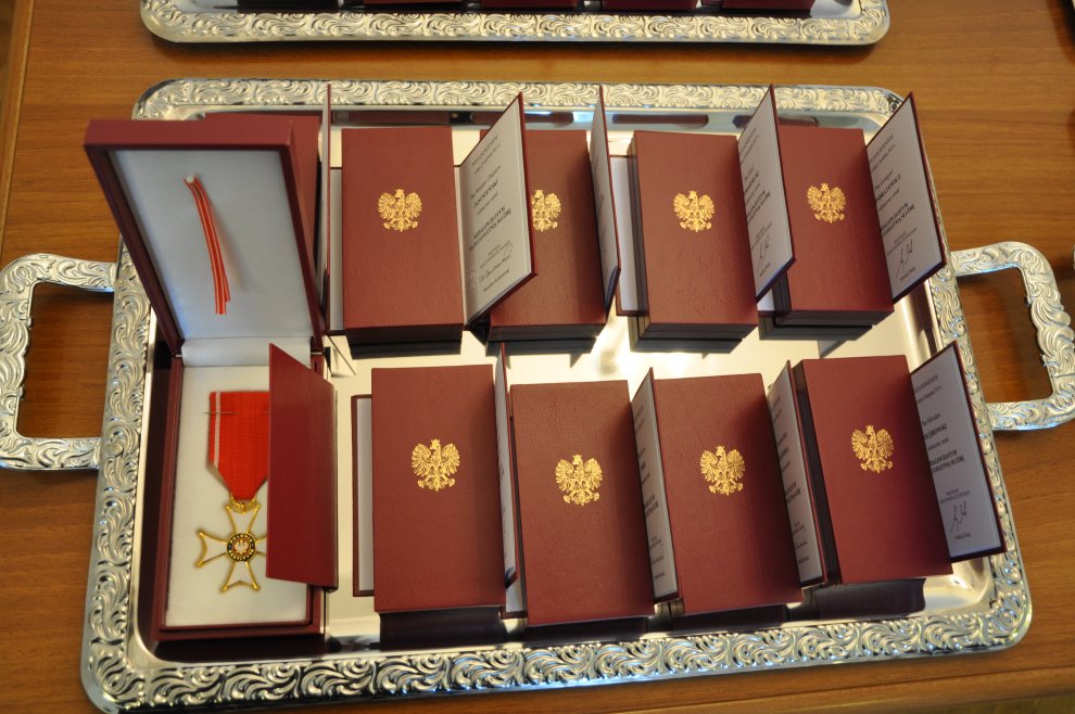 Złoty Medal za Długoletnią Służbę dla pracownika Urzędu Miejskiego w Karpaczu Pani Bożeny Bober
