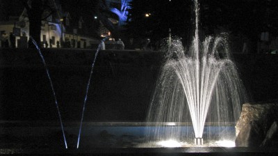 Oświetlona fontanna