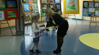 W Karpaczu wręczono uzdolnionym plastycznie uczniom nagrody