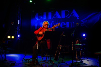 Szukam, szukania mi trzeba, domu gitarą i piórem…