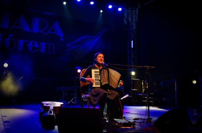 Szukam, szukania mi trzeba, domu gitarą i piórem…