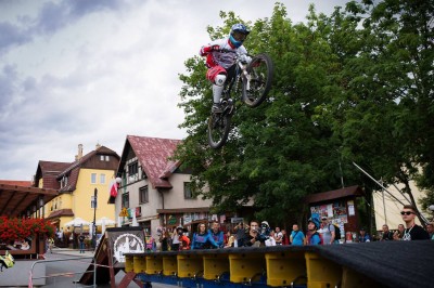 Rowerowe widowisko Downhill City Tour