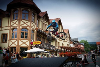 Rowerowe widowisko Downhill City Tour