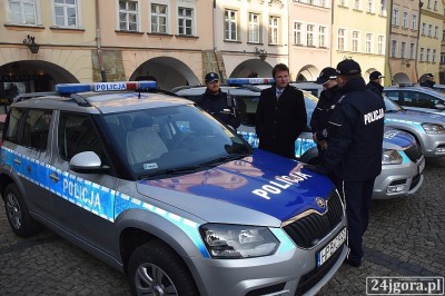 Przekazanie nowego radiowozu  dla Komisariatu Policji w Karpaczu