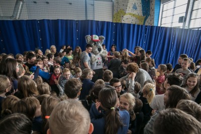 Spotkanie dzieci z oficjalną maskotką miasta