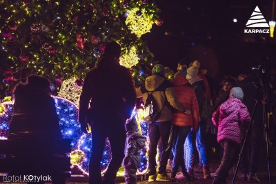 W Karpaczu tysiącami lampek rozbłysnęła świąteczna choinka