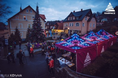 W Karpaczu tysiącami lampek rozbłysnęła świąteczna choinka