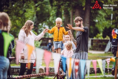 Jan Nowicki i zespół Raz Dwa Trzy na Open Street Festival w Karpaczu