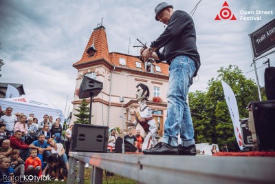 Jan Nowicki i zespół Raz Dwa Trzy na Open Street Festival w Karpaczu