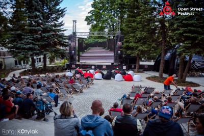 Jan Nowicki i zespół Raz Dwa Trzy na Open Street Festival w Karpaczu