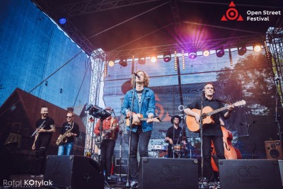 Jan Nowicki i zespół Raz Dwa Trzy na Open Street Festival w Karpaczu