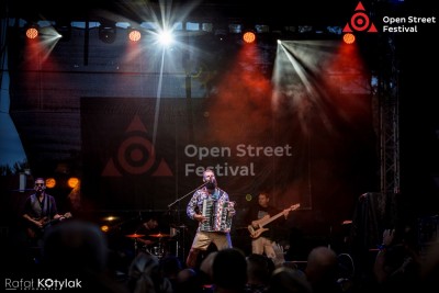 Jan Nowicki i zespół Raz Dwa Trzy na Open Street Festival w Karpaczu
