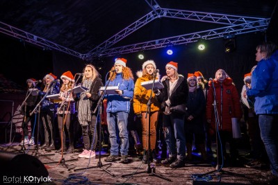 Tysiącami lampek rozświetliła się świąteczna choinka