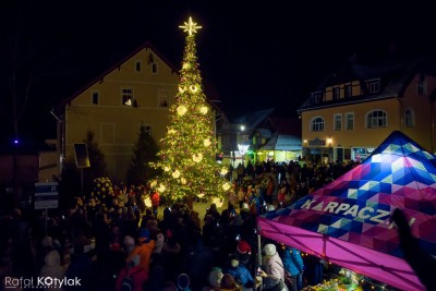 Tysiącami lampek rozświetliła się świąteczna choinka