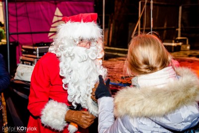 Tysiącami lampek rozświetliła się świąteczna choinka