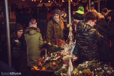 Tysiącami lampek rozświetliła się świąteczna choinka