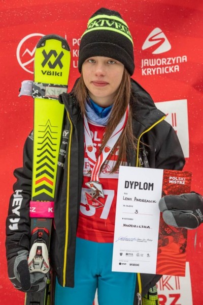 zawodniczka Lena Andreasik z dyplomem i nartami