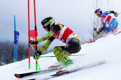 przejazd narciarza w slalomie