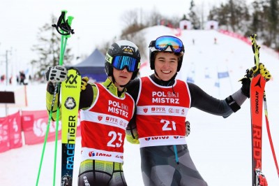 dwóch narciarzy zawodników z nartami
