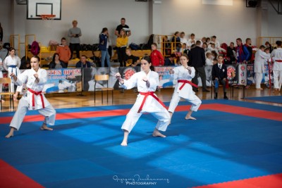Zawodniczki karate z czerwonym pasem