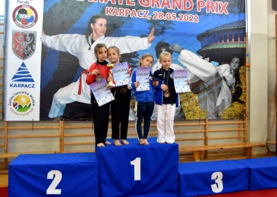  Zawodniczki karate na podium