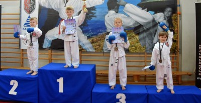  Zawodnicy karate na podium