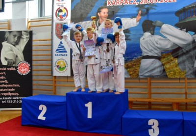  Zawodnicy karate na podium