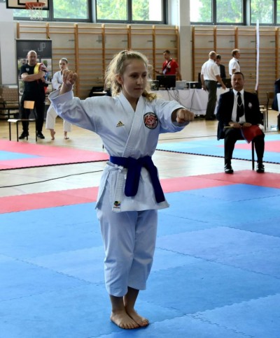 Uczestniczka zawodów karate z niebieskim pasem