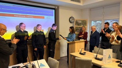 Uhonorowanie funkcjonariuszy Policji podczas ostatniej sesji Rady Miejskiej w Karpaczu